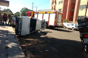Carro tomba em acidente com três veículos na Capital