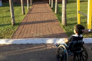 Sem acessibilidade, criança cadeirante se decepciona com Expogrande