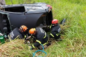 Carro ficou destruído com o acidente