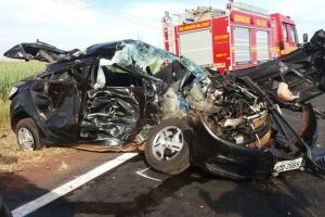 Colisão entre carro e caminhão deixa um homem ferido