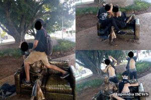 Vândalos fazem foto simulando sexo oral com estátua de Manoel de Barros