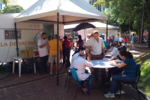 Prefeitura disponibiliza trailer na praça Ary Coelho para reforçar vacinação aos sábados