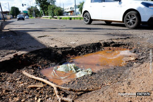 No coração de Campo Grande, buraco atrapalha motoristas na Ernesto Geisel