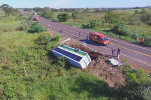 Ônibus bate em carreta e tomba em rodovia de MS; 14 pessoas ficam feridas