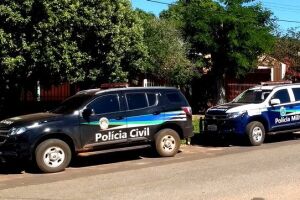 Polícias tentam descobrir assassinato em frente de bar