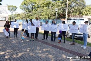 Mulheres de detentos fazem protesto pedindo melhores condições no Presídio Federal