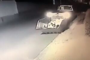 Vídeo: Câmeras flagram momento em que camionete é roubada no Itanhangá