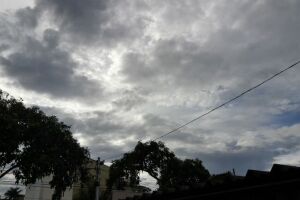 Sol entre nuvens e possibilidade de chuva nesta sexta, diz Cemtec