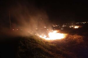 Idoso é multado em R$ 5 mil por atear fogo em terrenos