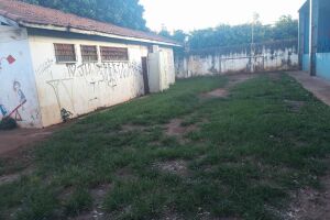 Com paredes pichadas e banheiros depredados, situação é de abandono em escola da Capital