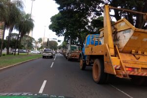 Caçambeiros fazem carreata com buzinaço em apoio aos caminhoneiros