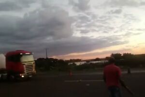 Vídeo: Manifestantes jogam pau e pedras em veículos que tentam seguir viagem em MS