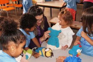 Brinquedos pedagógicos produzidos por detentos vão atender 270 crianças em Ceinf