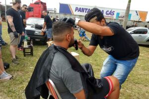 Caminhoneiros recebem apoio da população e ganham até corte de cabelo