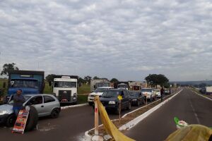 Em protesto, caminhoneiros fecham MS-080 em Rochedo