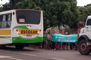 Professores e alunos da rede pública se unem aos caminhoneiros em Guia Lopes