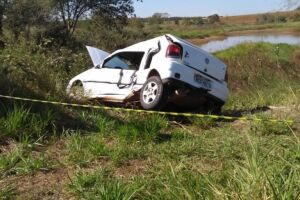 Idoso faz conversão errada e bate na lateral de caminhão na BR-158