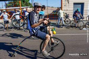 Inspirado em Chaplin, aposentado faz sucesso com bike diferenciada em passeio na Capital