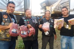Na Capital, motociclistas arrecadam alimentos e doam a caminhoneiros