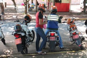 Prefeitura realiza sorteio de vagas para homologados em concorrência pública de mototáxi