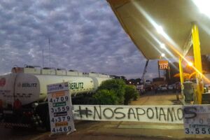 Caminhão-taque é barrado no proptesto em frente ao Posto Candeia