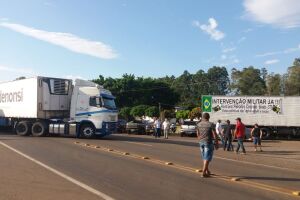 Caminhoneiros começam a sair de rodovias, mas devem continuar estacionados em postos