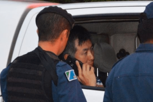 PRF suspeito de crime usa celular em viatura da PM