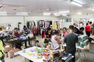 Feirão da AACC oferece roupas, brinquedos e calçados com valor máximo de R$ 7