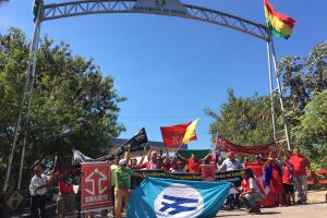 Bolivianos fazem ato pela liberdade de Lula na fronteira com Corumbá