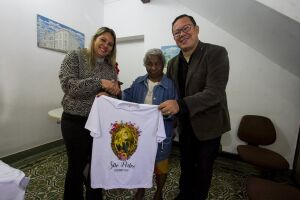 Dona Ivone recebeu as camisetas alusivas ao Dia de São Pedro
