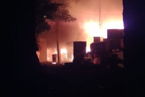 Incêndio destruiu empresa de materiais recicláveis e duas casas; famílias perderam tudo