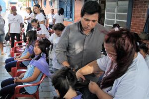 Alunos do curso de cabeleireiro fazem aula prática na escola Juliano Varela