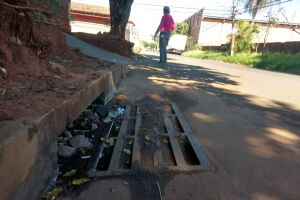 Sem rede de esgoto, mulher despeja água na rua e revolta vizinhos