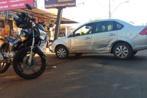 Moto atingiu carro que entrava na garagem em Dourados