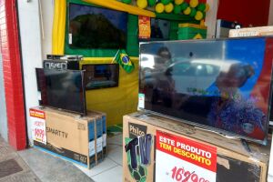 Em ritmo de Copa do Mundo, comércio baixa preço de televisores e aposta em recorde de vendas