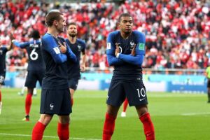 França vence, elimina a seleção peruana e se classifica para as oitavas da Copa