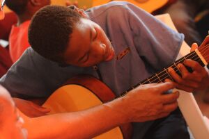 Escola de Música da UFMS oferece aulas para crianças, jovens e adultos
