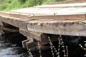 Agesul realiza desvio na MS-184 para recuperar ponte danificada pela cheia
