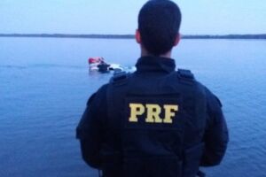 Após fuga, traficante joga caminhonete no rio Paraná e PRF apreende 1,5 tonelada de maconha