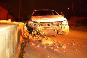 Motorista abandona veículo depois de sofrer acidente