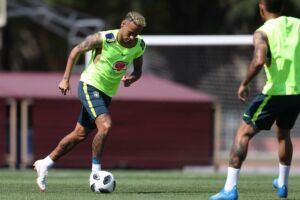 Neymar se recupera e treina normalmente antes de viagem