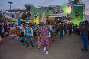 Primeiro dia de festival em Bonito tem cidade lotada, homenagens e protesto