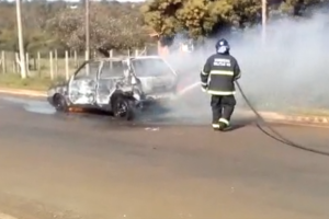 Vídeo: carro é incendiado e motorista desaparece