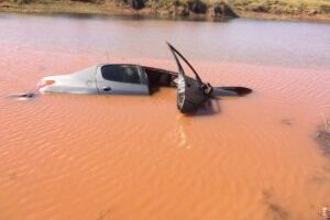 Homem morre depois de carro sair da pista e afundar em represa