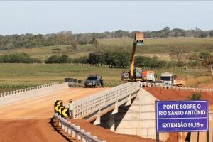 'Obra bem feita não cai', reforça governador ao entregar nova ponte em Guia Lopes