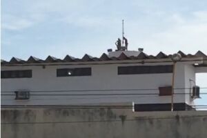 VÍDEO: após negociações, presos descem de caixa d'água de presídio
