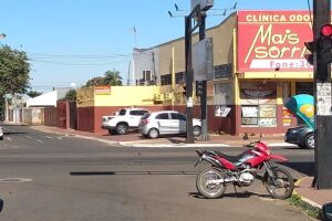 Leitor flagra moto estacionada em faixa amarela de esquina na Júlio de Castilho