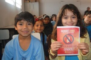 Campanha Agosto Alaranjado vai até escola para chamar a atenção sobre ação criminosa das queimadas