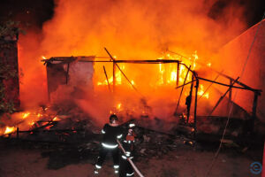 Casa fica destruída em incêndio proposital