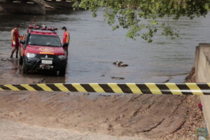 Corpo é encontrado boiando em rio e polícia suspeita de homicídio